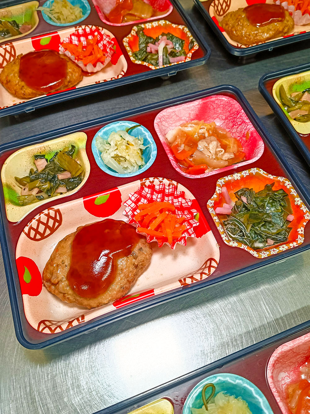今日の昼食は「根菜入りハンバーグ」です♪